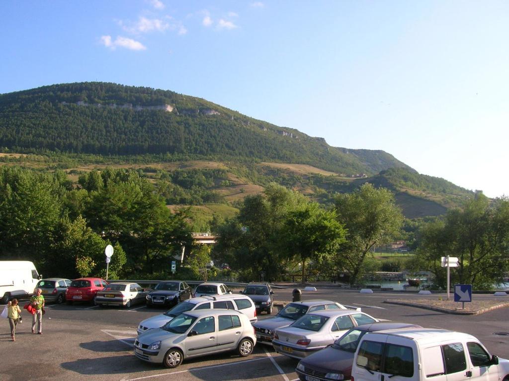 Les Berges Du Tarn Aparthotel Millau Exterior foto