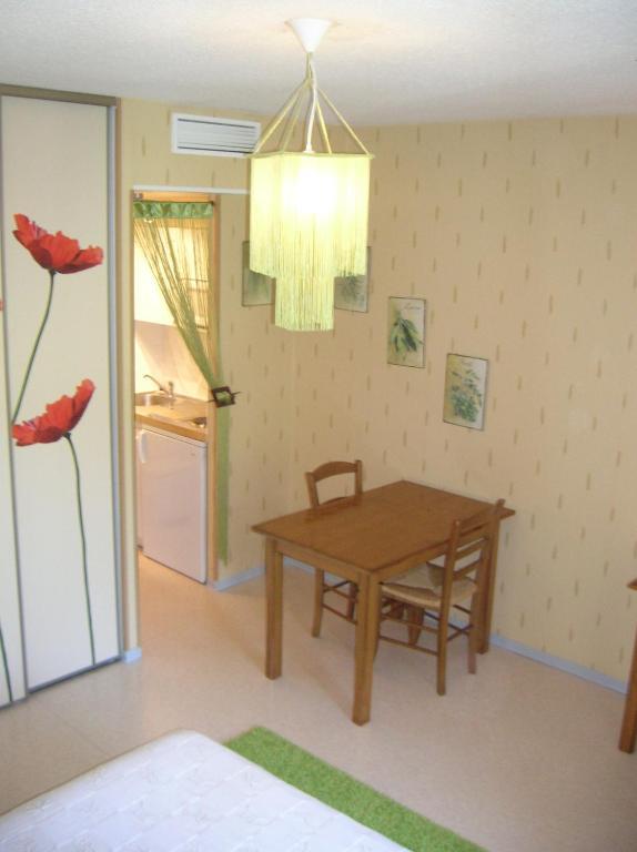 Les Berges Du Tarn Aparthotel Millau Habitación foto